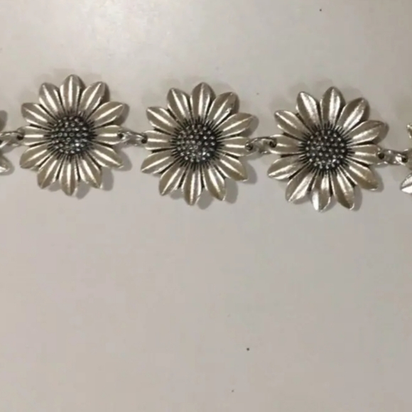 New beautiful Silver tone sunflower 7.5" to 9" adjustable bracelet - Picture 4 of 6